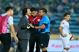 Bóng đá - VFF ra án kỷ luật nặng vụ hỗn loạn sân Quy Nhơn, HLV Gong thoát phạt nguội