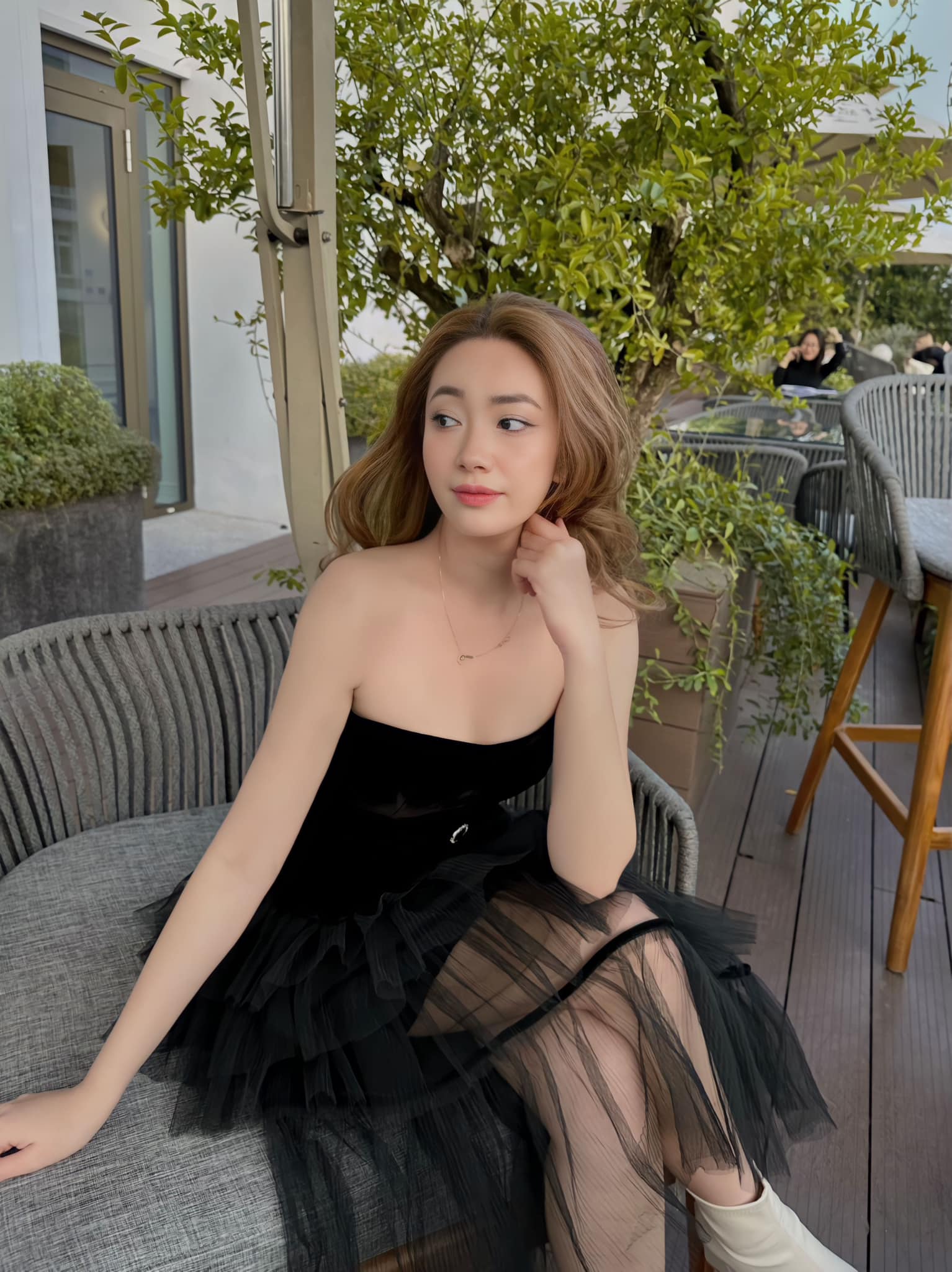 "Hot girl Hà thành” 27 tuổi vẫn trông như nữ sinh trên đường phố với áo trắng, quần thun - 10