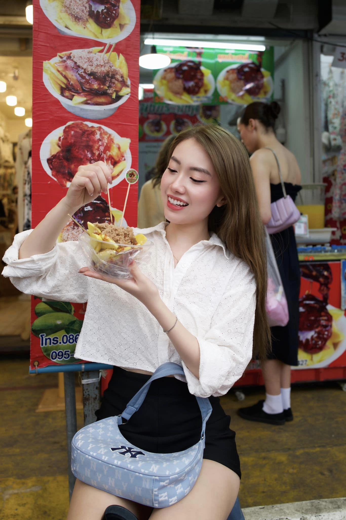 "Hot girl Hà thành” 27 tuổi vẫn trông như nữ sinh trên đường phố với áo trắng, quần thun - 2