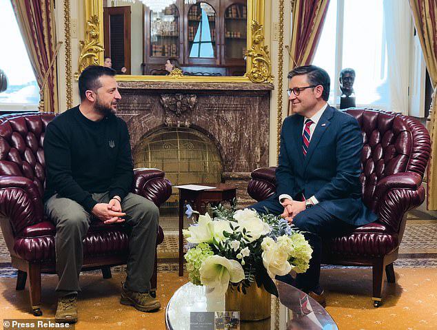 Tổng thống Ukraine Volodymyr Zelensky (trái) gặp Chủ tịch Hạ viện Mỹ Mike Johnson hôm 12/12.