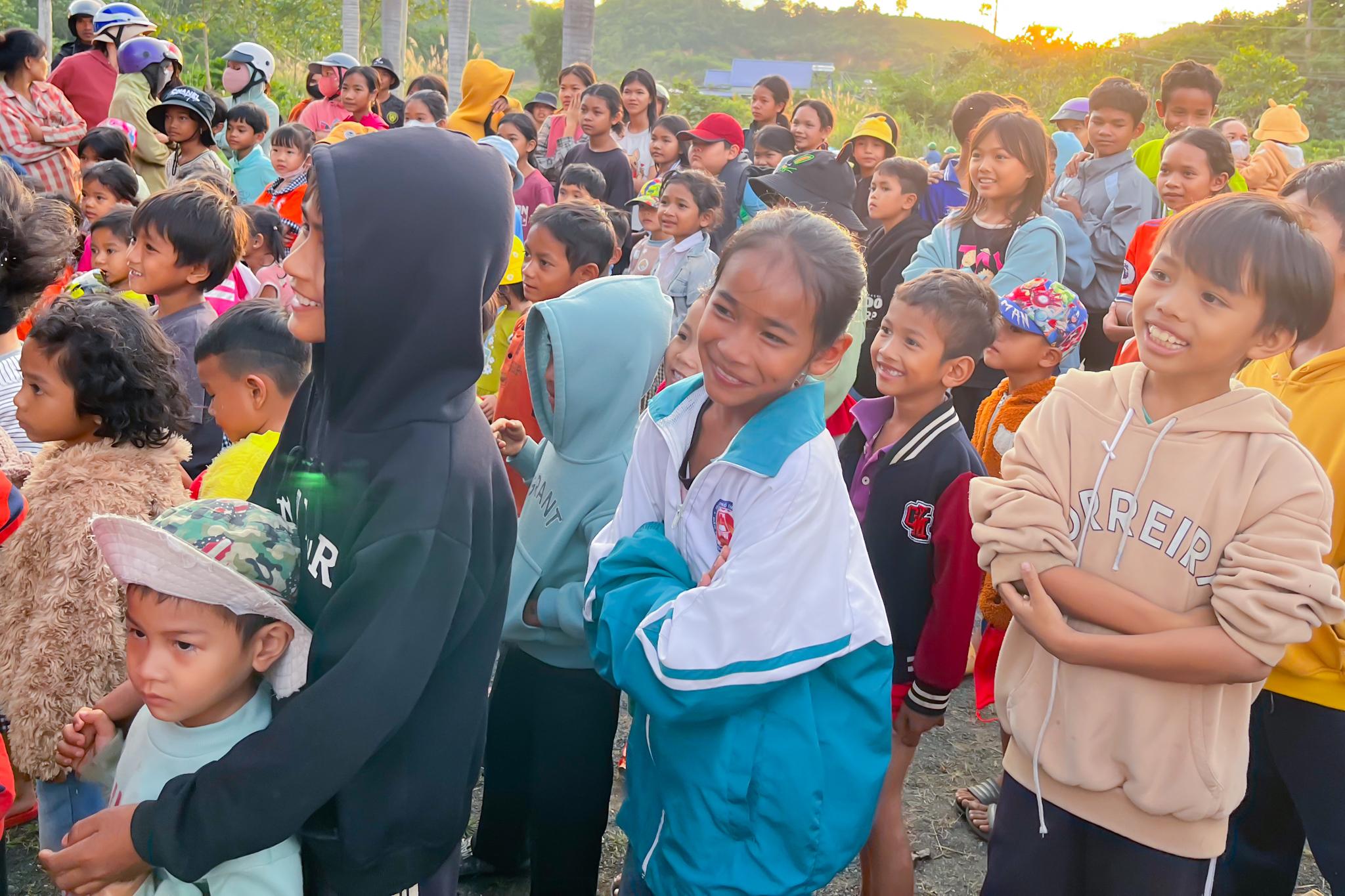 Các em nhỏ ở xã Quảng Phú , Huyện Krong Nô, tỉnh Đắk Nông đang háo hức nhận quà