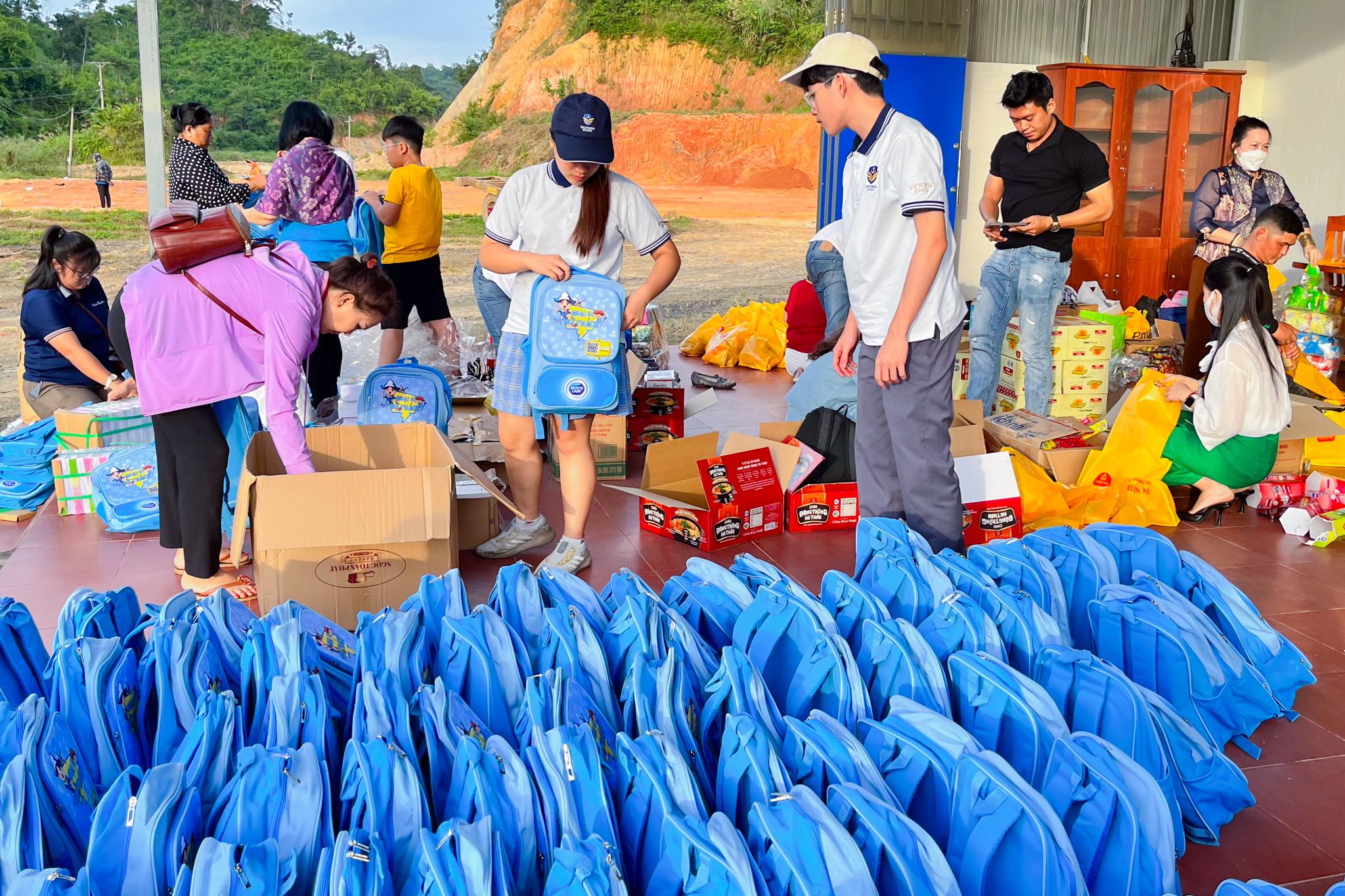 Học sinh Victoria School cùng các nhà hảo tâm chuẩn bị quà cho các em nhỏ vùng sâu vùng xa