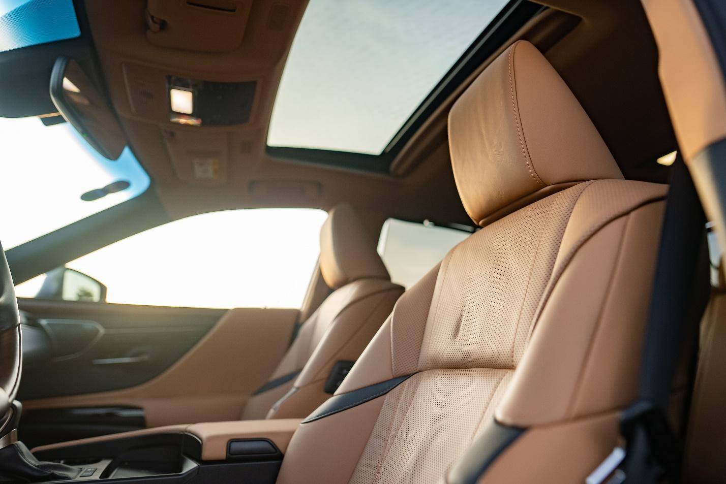 Nội thất ES 300h được Lexus chăm chút từng chi tiết nhỏ