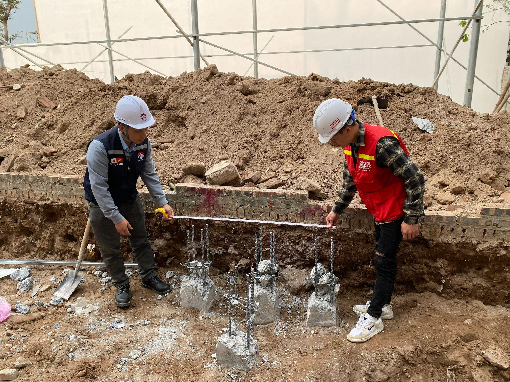 Anh Ngọc Khang - KTS/Chuyên gia Xây Tổ Ấm đang kiểm tra phần ép cọc nhằm đánh giá năng lực thi công của nhà thầu