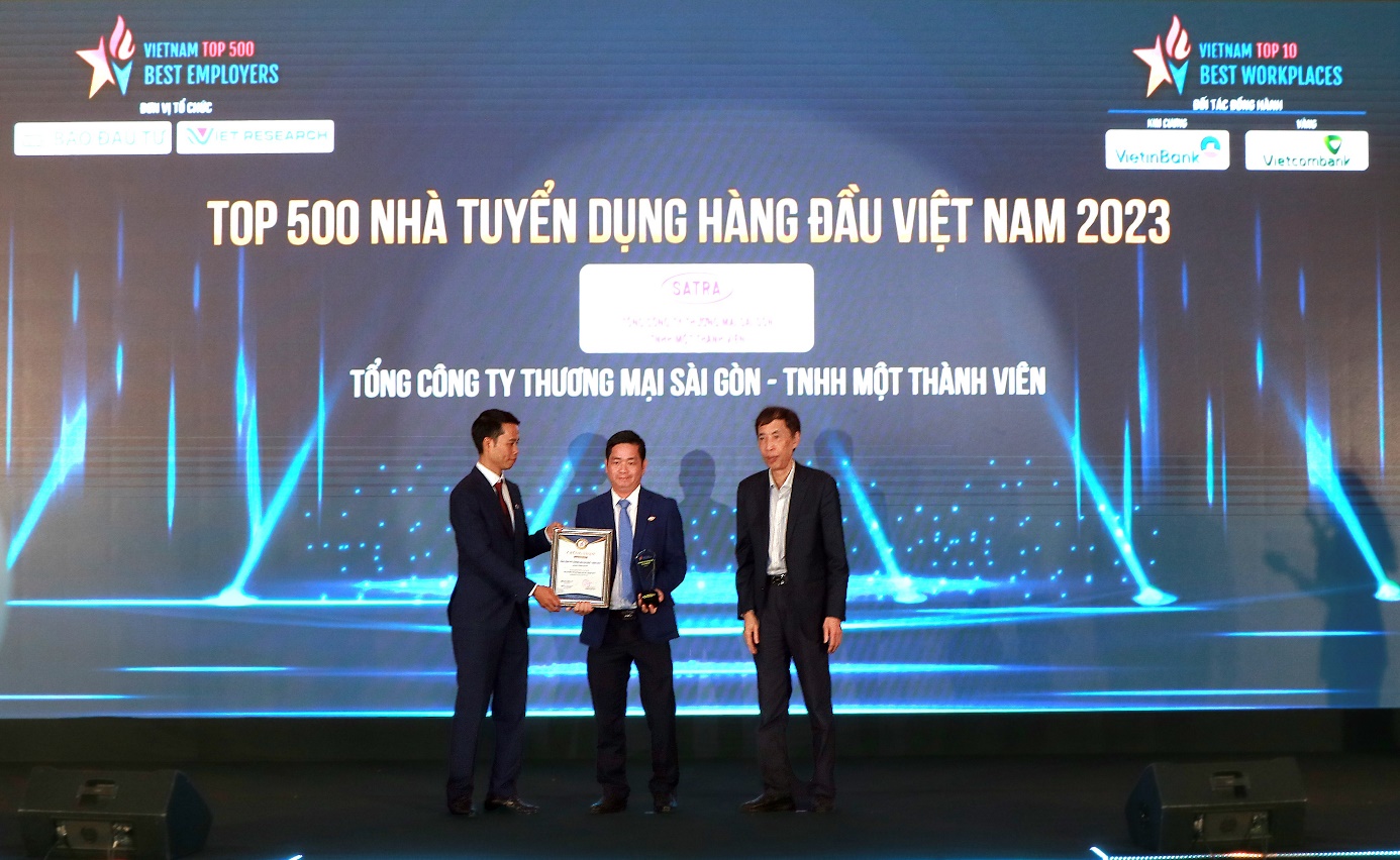 Ông Lâm Quốc Thanh (giữa), Tổng Giám đốc SATRA, nhận chứng nhận Top 500 nhà tuyển dụng hàng đầu Việt Nam năm 2023. Ảnh: SATRA