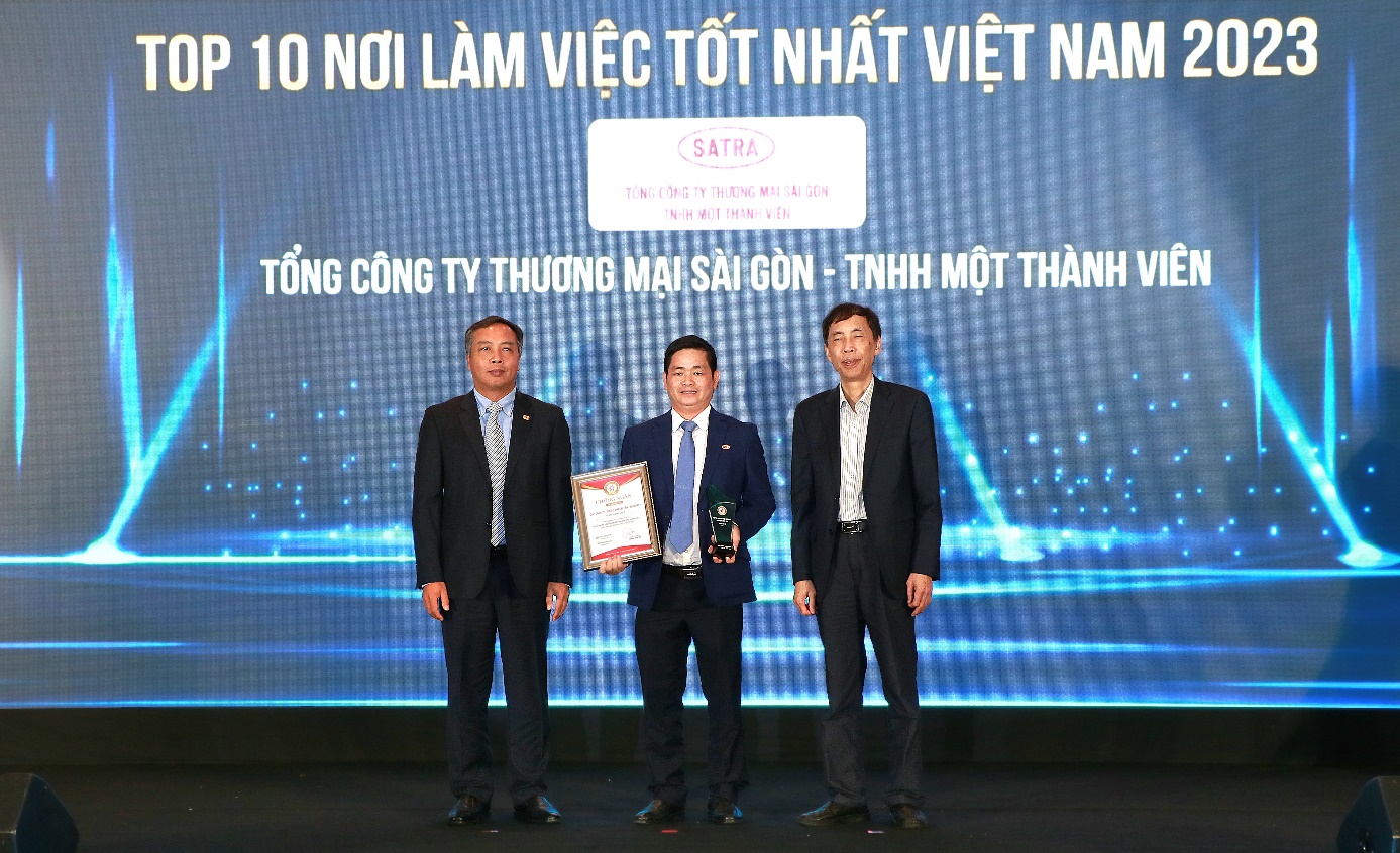 Ông Lâm Quốc Thanh (giữa), Tổng Giám đốc SATRA, nhận chứng nhận Top 10 nơi làm việc tốt nhất Việt Nam năm 2023 - ngành bán lẻ. Ảnh: SATRA