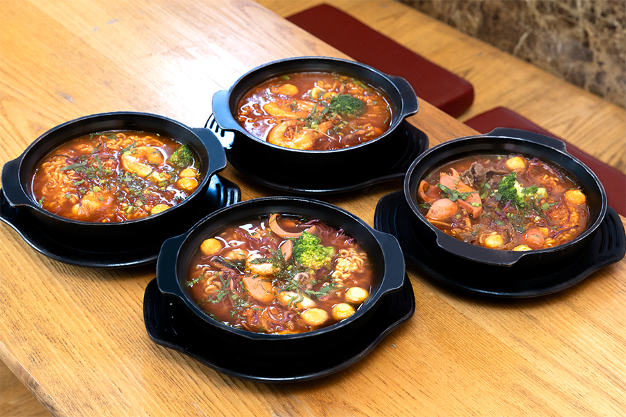 Mì cay bò và mì hải sản là hai vị mì phổ biến nhất