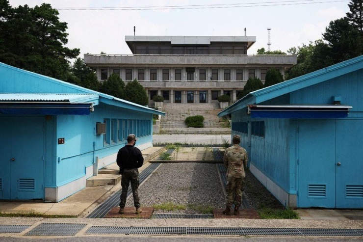 Binh lính Hàn Quốc và Mỹ đứng gác tại làng đình chiến Panmunjom bên trong khu phi quân sự (DMZ) giữa Hàn Quốc và Triều Tiên. Ảnh: Kim Hong-Ji/REUTERS