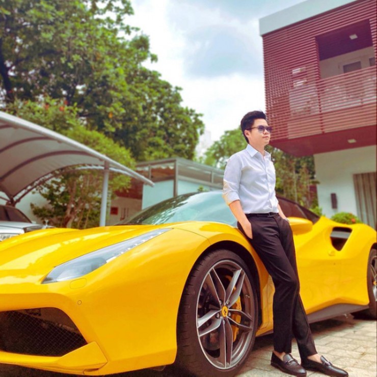 Phan Thành từng khiến dư luận xôn xao khi buổi sáng khoe chiếc Lamborghini Huracan mới tậu thì đến đêm khuya anh tiếp tục gây bất ngờ khi khoe tiếp siêu xe Ferrari F12 Berlinetta màu trắng vừa được đưa về Việt Nam. Ước tính, chỉ trong vòng chưa đầy 24 tiếng, chàng thiếu gia Sài Gòn đã tới 36 tỷ đồng chỉ để mua xe. Ảnh: Facebook