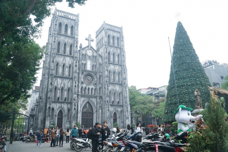 Theo ghi nhận tại khu vực trước Nhà thờ Lớn Hà Nội, một cây thông noel lớn đã được các công nhân gấp rút lắp đặt. Đây được coi là cây thông "khổng lồ" nhất tại Hà Nội phục vụ cho mùa Giáng sinh 2023.