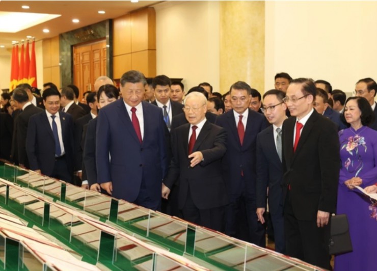 Tổng Bí thư Nguyễn Phú Trọng và Tổng Bí thư, Chủ tịch Trung Quốc Tập Cận Bình cùng xem và nghe giới thiệu các văn kiện hợp tác giữa hai nước đã được ký kết. Ảnh: TTXVN.