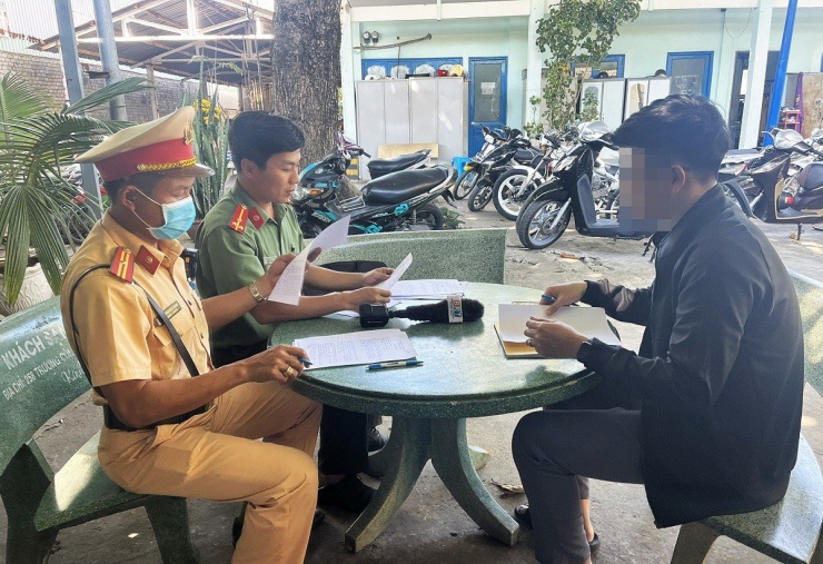 Cơ quan chức năng tiến hành làm việc với anh T.&nbsp;