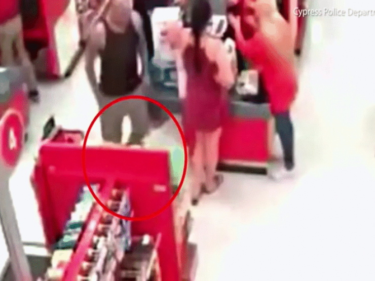 Video: Phát hiện con gái bị người đàn ông quay lén và hành động bất ngờ của người cha