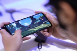 “Chiến thần“ chơi game Asus ROG Phone 8 xuất hiện cực ngầu