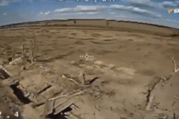 Video: Binh sĩ Ukraine vừa lộ diện ở chiến hào, UAV FPV đâm thẳng tới nổ tung