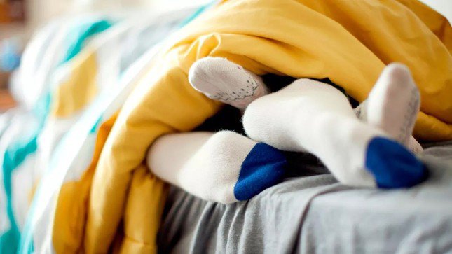 Những chiếc tất còn góp phần thúc đẩy cảm xúc cho các cặp đôi.