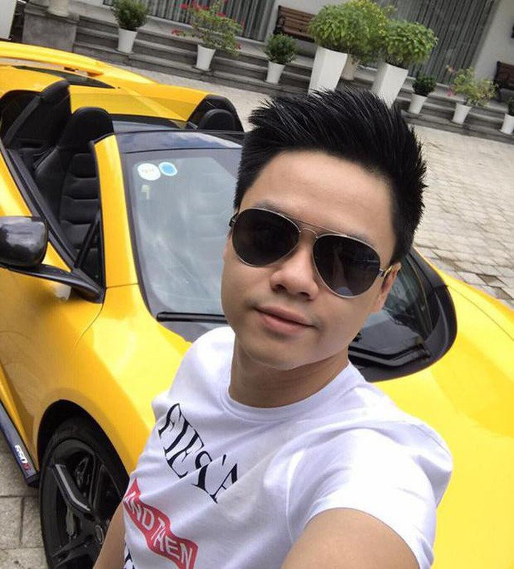 Trang cá nhân của vị thiếu gia Phan Thành có những thời điểm phủ sóng đầy hình ảnh về những chiếc siêu xe, từ Bentley, Lexus GX570, Ferrari 458 cho đến Roll Royce Phantom. Ảnh: Facebook