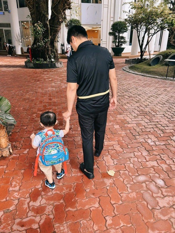 Chàng thiếu gia 8X cũng chia sẻ hình ảnh dắt con trai đi học ngày đầu tiên. Ảnh: Facebook