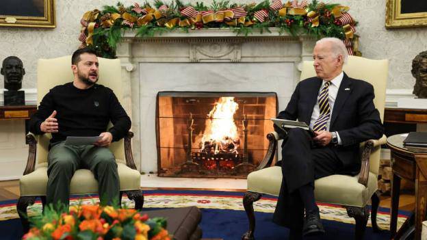 Tổng thống Mỹ Joe Biden phát biểu trong cuộc gặp với Tổng thống Ukraine Volodymyr Zelensky tại Phòng Bầu dục ở Nhà Trắng ngày 12-12. Ảnh: Reuters