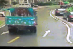 Video: Bị cánh cửa ở thùng sau xe tải đập trúng, hai cha con bất ngờ văng khỏi xe máy