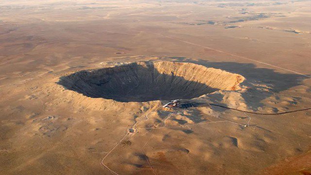 Miệng hố va chạm Barringer Crater ở Arizona có thể là "tác phẩm" của một quả cầu lõm tấn công Trái Đất 46.000 năm trước - Ảnh: Stephan Hoerold