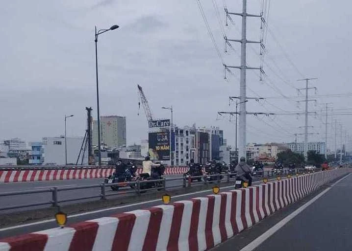 Hình ảnh đoàn mô tô chạy làn ô tô trên cầu Bình Lợi được người dân ghi lại