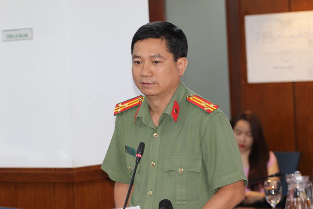 Thượng tá Lê Mạnh Hà - Phó trưởng phòng Tham mưu Công an TPHCM trả lời báo chí về vấn đề CSGT dùng chung ống thổi để kiểm tra người vi phạm nồng độ cồn. Ảnh: Thành Nhân