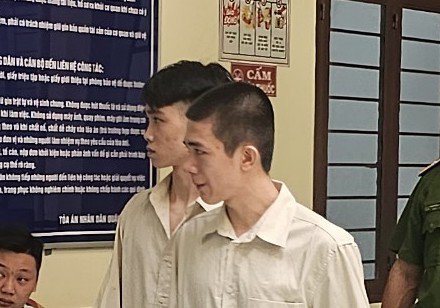 Hai bị cáo sau phiên xét xử. Ảnh: SONG MAI