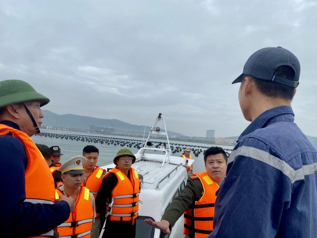 Lực lượng chức năng thông tin về các biện pháp cưỡng chế đối với người đại diện của Hợp tác xã Thuỷ sản Rồng Biển. Ảnh: H.N