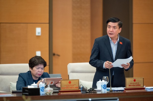 Tổng Thư ký Quốc hội Bùi Văn Cường trình bày Tờ trình tóm tắt về dự thảo Nghị quyết Chương trình công tác của UBTVQH năm 2024.