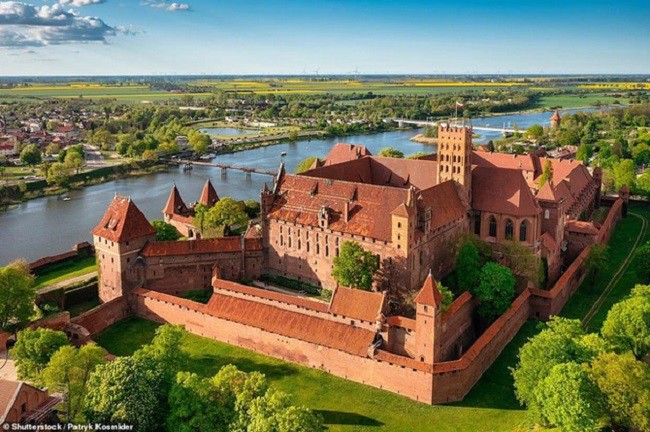 Lâu đài Malbork, còn có tên Marienburg, được xây dựng vào thế kỷ 13 bởi các hiệp sĩ Tueton.
