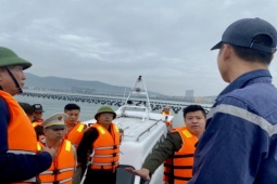 Tin tức trong ngày - Cưỡng chế nhiều hộ nuôi hàu trái phép trên vịnh Hạ Long