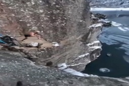 Phi thường - kỳ quặc - Video: Cú lặn "tử thần" xuống dòng sông băng từ vách núi hơn 40m thu hút hàng triệu lượt xem