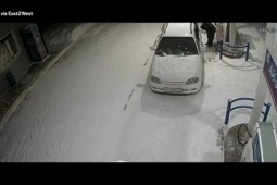 Phi thường - kỳ quặc - Khó hiểu hành động dùng bật lửa soi bình xăng của nam tài xế