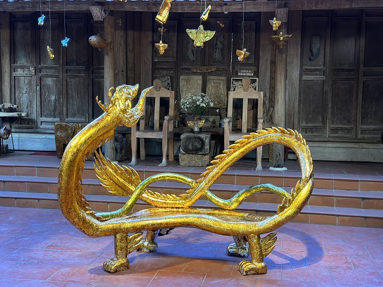 Chiếc ghế hình con rồng chuẩn bị bay lên được mạ bởi 2.500 tấm vàng lá.