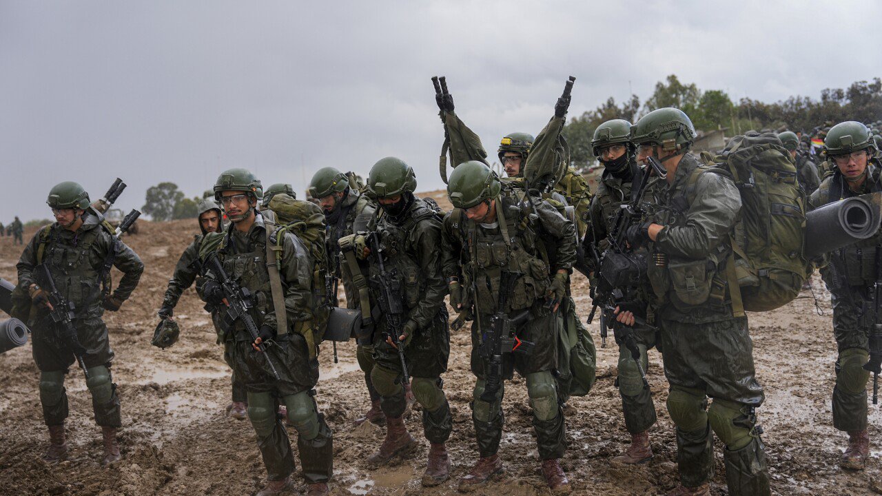 Nhóm binh sĩ Israel chuẩn bị tiến vào Dải Gaza hôm 13/12.
