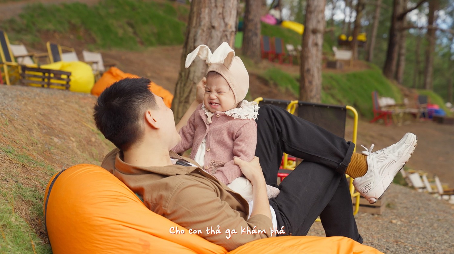 Hai bố con chơi đùa với nhau vô cùng vui vẻ