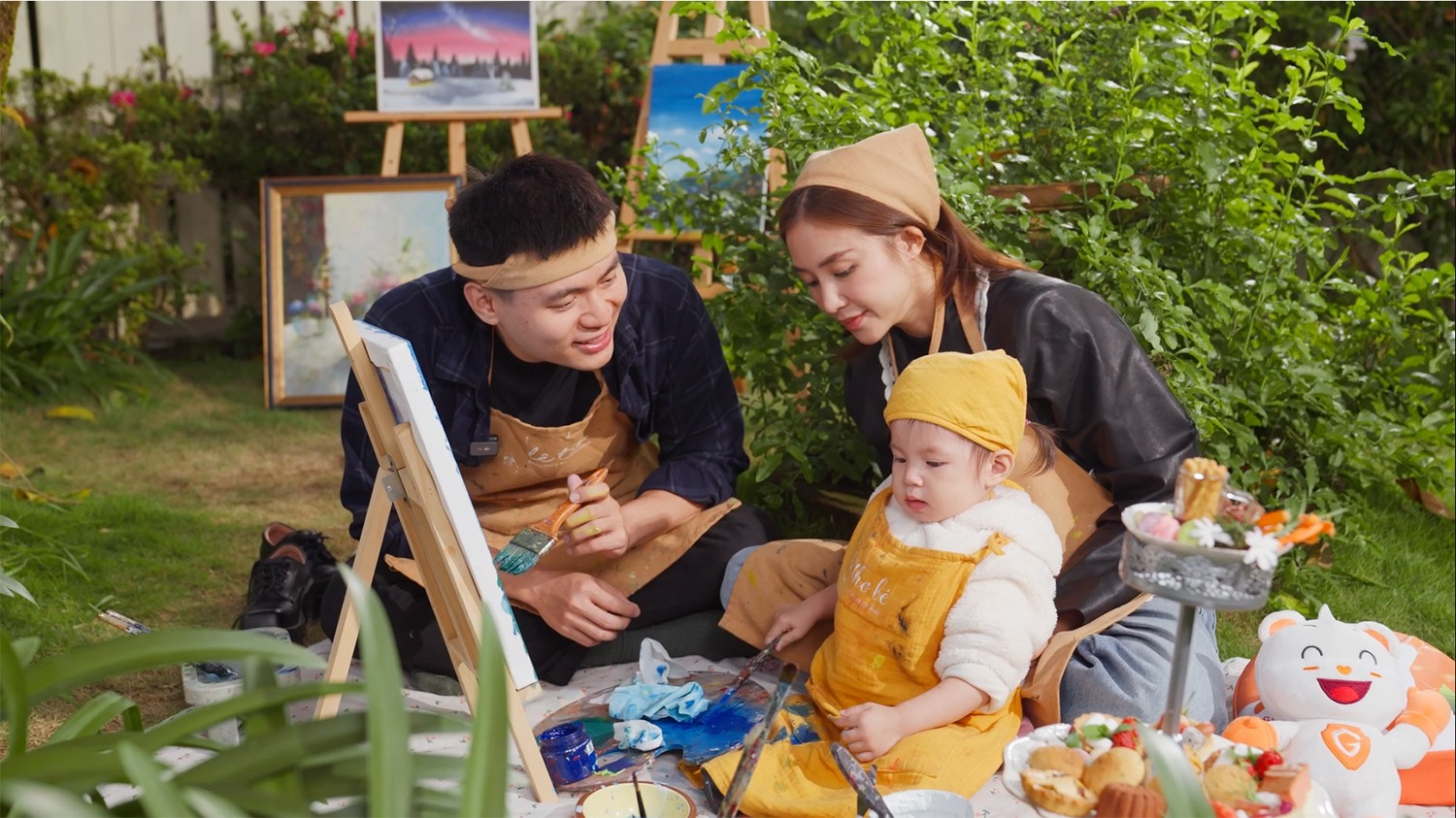 Cả gia đình cùng nhau vẽ tranh