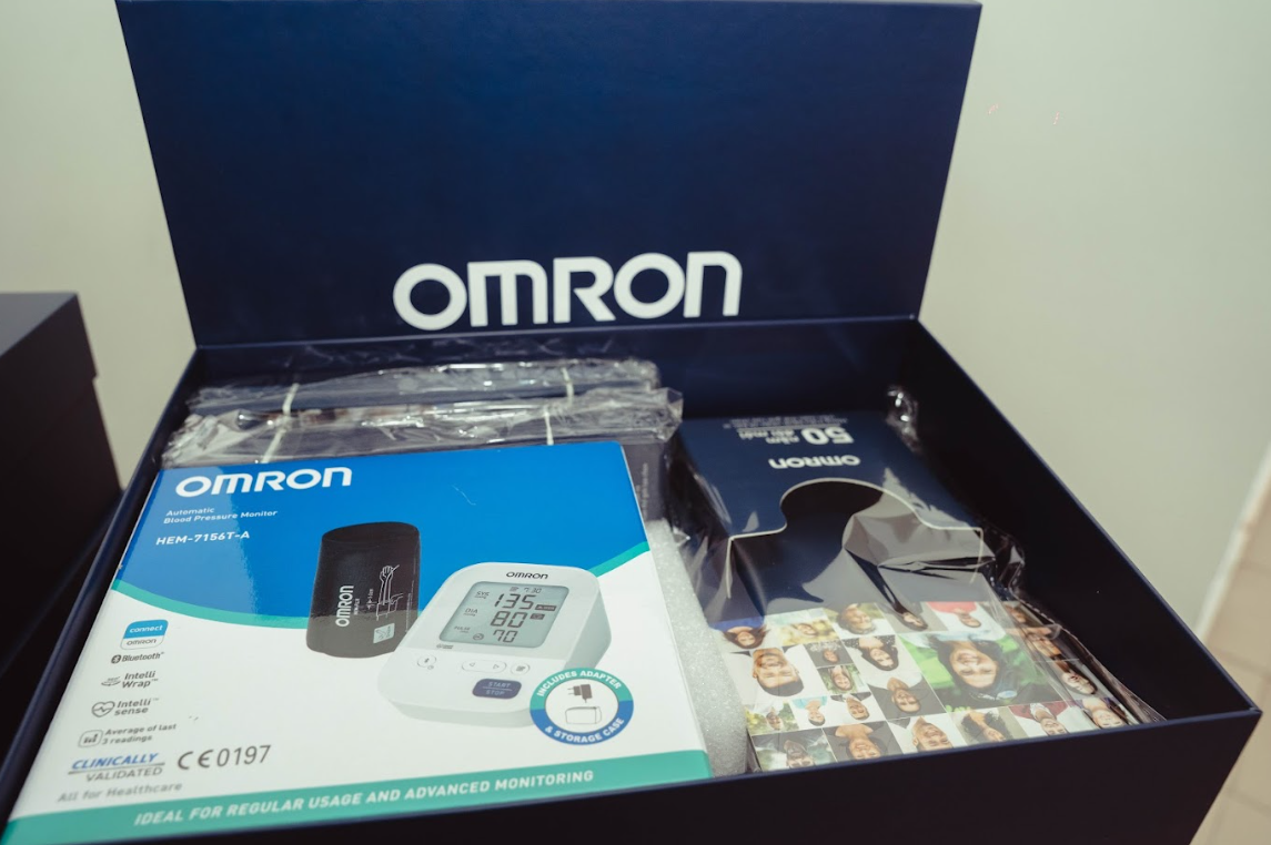 Hộp quà bao gồm máy đo huyết áp OMRON, hướng dẫn sử dụng cùng nhiều tài liệu hữu ích khác