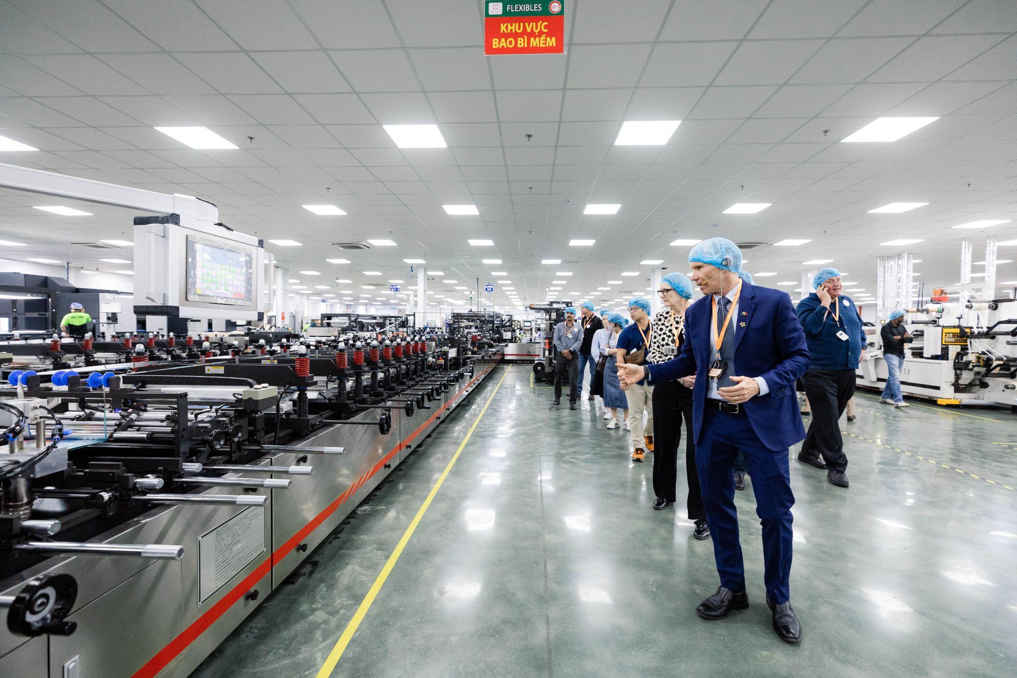Ông Simon Pugh, Tổng Giám đốc Tập đoàn QLM Label Makers cùng khách mời tham quan nhà máy mới