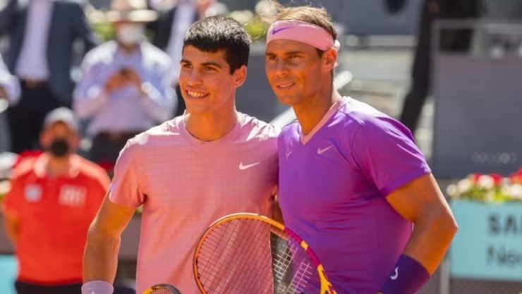 Alcaraz (trái) đụng Nadal (phải) vào 3/3/2024