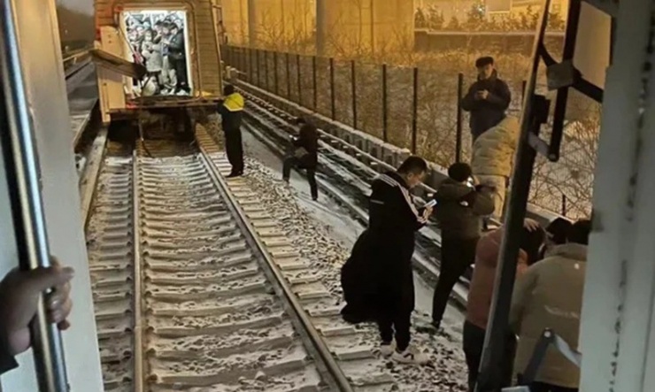 Hiện trường vụ tàu điện ngầm bị đứt toa. Ảnh: Sina Weibo