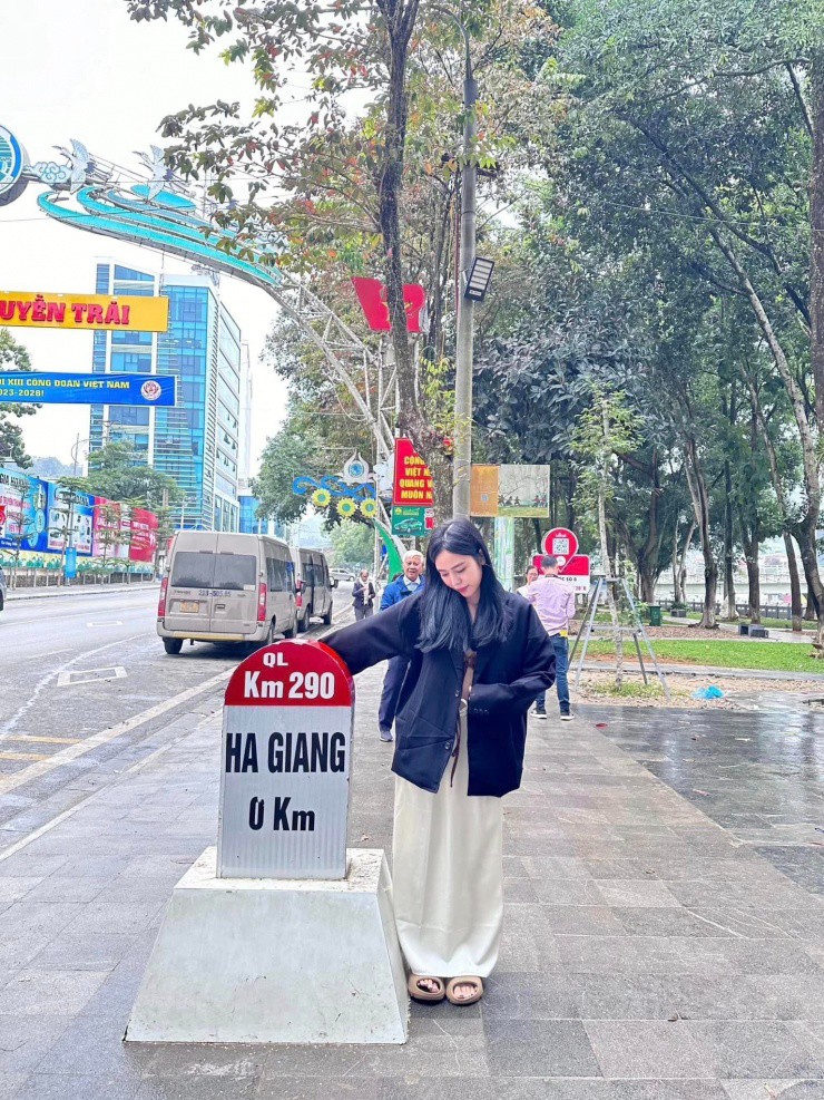 Du khách check-in ở nơi nổi tiếng.