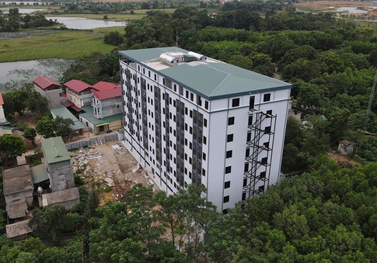 Chung cư mini gần 200 phòng xây sai phép tại địa bàn xã Tân Xá, huyện Thạch Thất, Hà Nội. (Ảnh: TP)