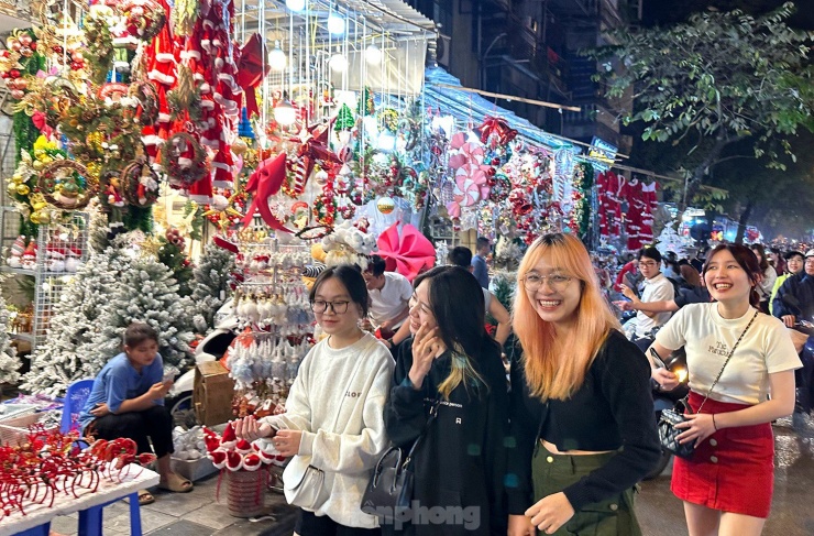 Gần đến ngày lễ Noel, nhiều bạn trẻ khắp nơi đã đổ về phố Hàng Mã mua sắm và chụp ảnh check-in.