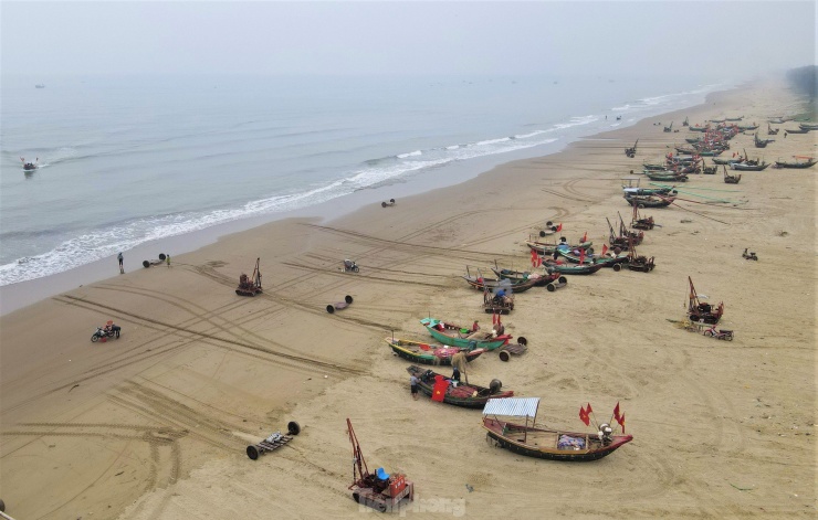 Từ sáng sớm, vùng ven biển huyện Nghi Xuân (Hà Tĩnh) trở nên nhộn nhịp bởi hàng chục tàu thuyền đánh bắt hải sản nối đuôi nhau cập bến.