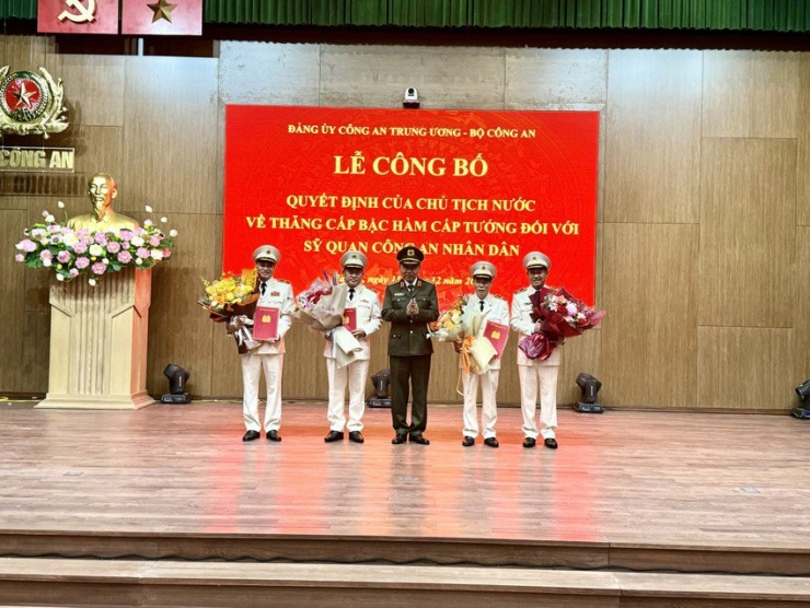 Thiếu tướng Mai Hoàng (ngoài cùng, bên trái) nhận quyết định thăng cấp bậc hàm.