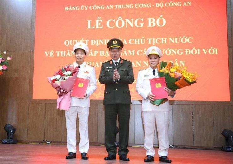 Thừa ủy quyền, Bộ trưởng Tô Lâm trao Quyết định thăng cấp bậc hàm từ Thiếu tướng lên Trung tướng đối với Thứ trưởng Lê Văn Tuyến và Nguyễn Văn Long.