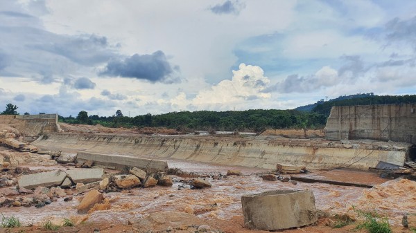 Phần tường bêtông bị vỡ khoảng 50m và bị đẩy ra xa chân đập.