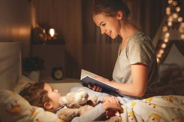 Những biểu cảm, giao tiếp bằng mắt trong quá trình kể chuyện sẽ làm tăng sự tương tác, cải thiện rõ rệt sự tập trung của trẻ. Ảnh minh họa